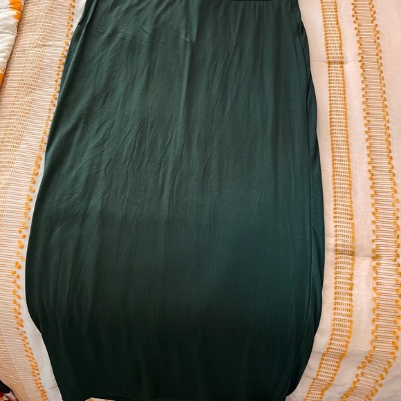Elegant Dark Green Long Sleeve 2 piece skirt set. Body con material - Picture 3 of 4